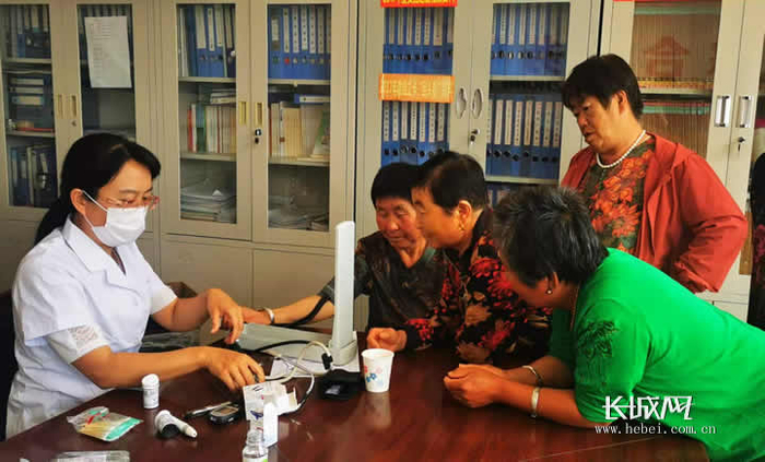 王书畅为村民测量血压。长城网记者 李兴双 摄