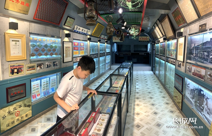 中学生参观铁路文化展览馆。长城网记者 张艺萌 摄