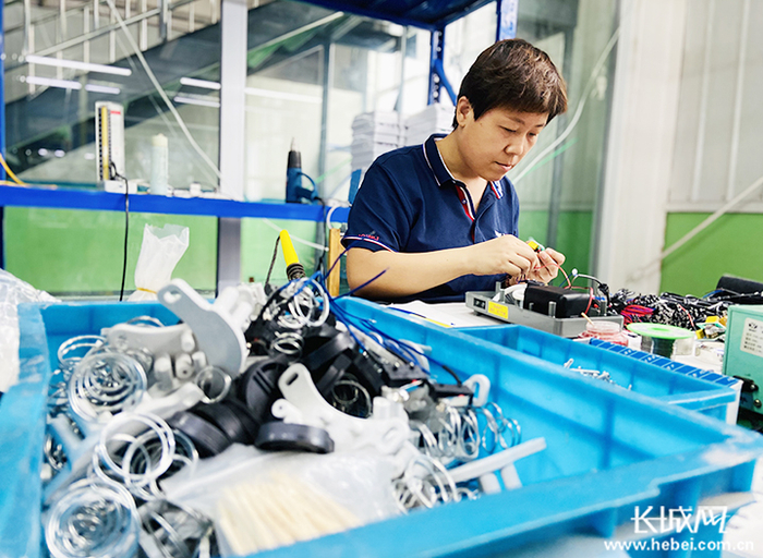 冀州区医疗器械产业园一家医疗器械企业正在赶制订单。