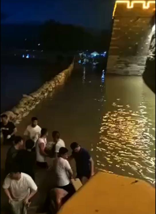 图：淹至浚县古城城墙下的洪水