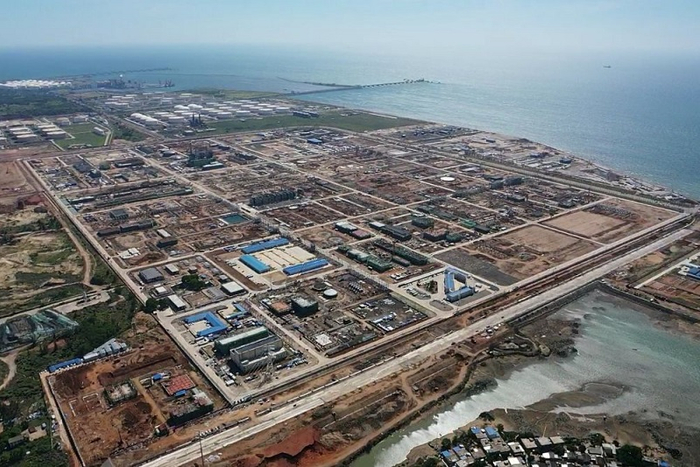 图为海南炼化100万吨/年乙烯及炼油改扩建项目现场