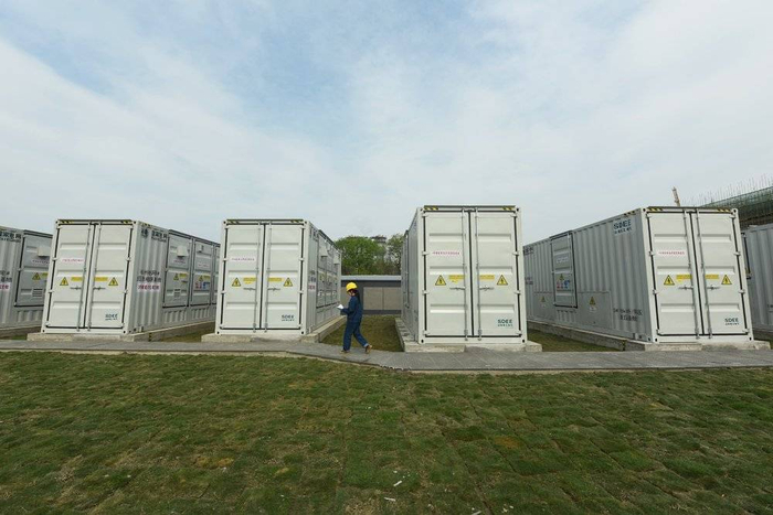 国网杭州市萧山区供电公司工作人员在查看移动储能舱