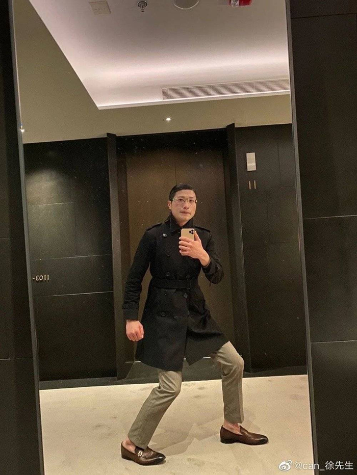 “人类高质量男性”自拍姿势