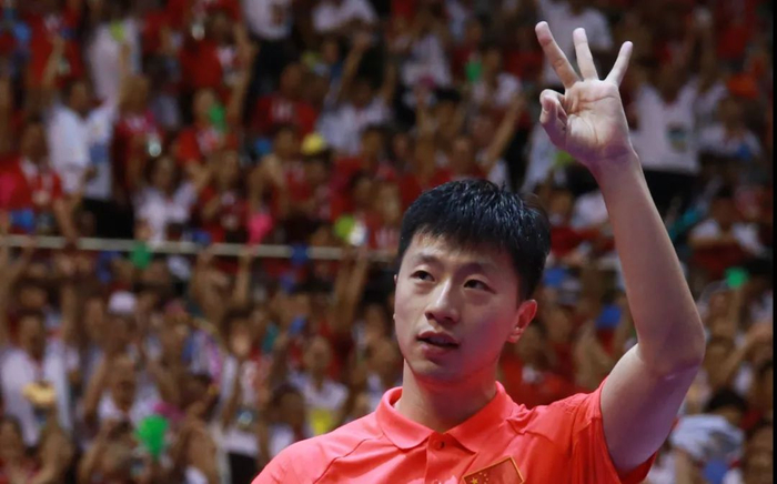  ·马龙赛后解释自己这一手势的含义，表示自己已经连续三届出战世乒赛，这对自己既是鼓励和认可，也是一种荣誉。