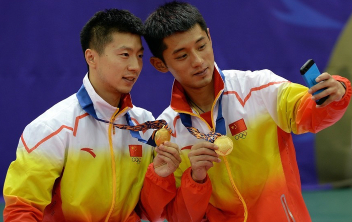 ·2014年韩国仁川亚运会乒乓球男双比赛中，马龙/张继科组合成功压制住队友许昕/樊振东，拿到冠军。图源：中体在线