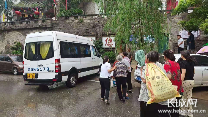 涉县更乐镇后何村正在转移山区人群。赵飞 摄