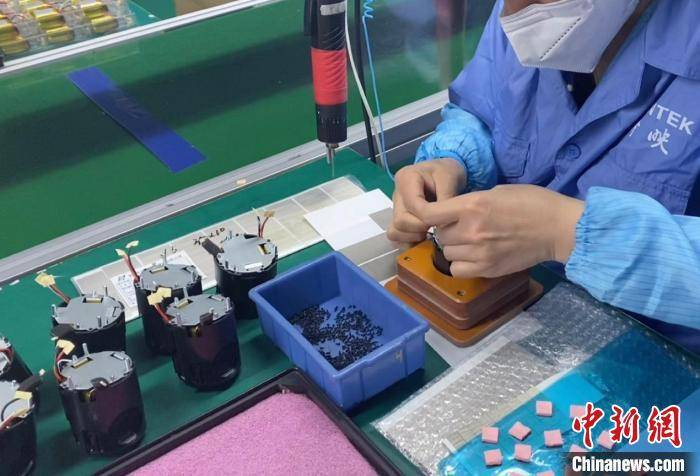 长沙奔映工厂员工组装投影仪　申海　摄