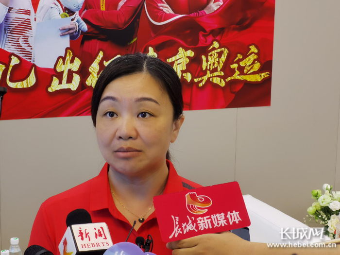 河北省游泳跳水运动中心竞训科长王晓玲接受记者采访。记者 韩颜 摄