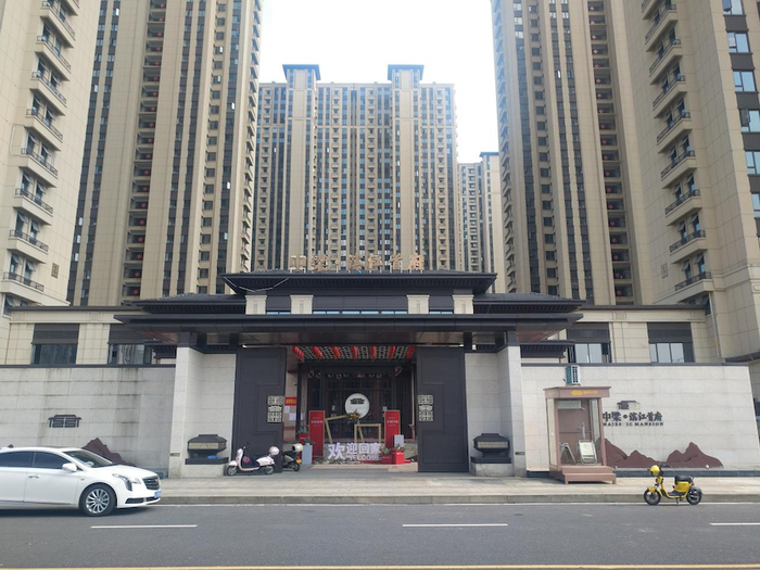 （湖南省常德市中梁·滨江首府的业主反映，该小区在交房时，不仅房屋地面存在贯穿性裂缝，小区地下室的承重柱和梁也发生了较大的偏移。 图片由业主提供）