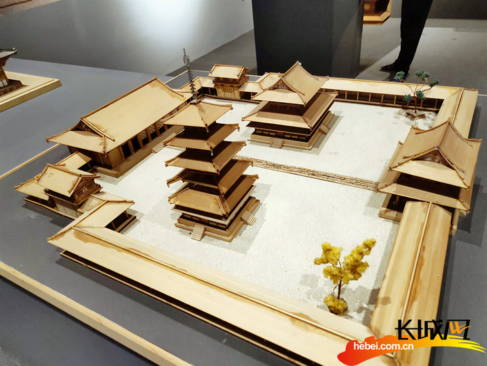 枣强县探花阁传统建筑技艺馆里的缩小版工艺品。长城网记者 张千 摄