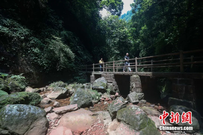 游客游览赤水丹霞旅游区佛光岩景区。瞿宏伦 摄