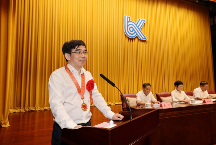 ▲何松青作为获奖代表发言