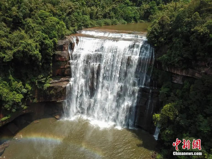 航拍贵州省赤水市赤水丹霞旅游区大瀑布。瞿宏伦 摄