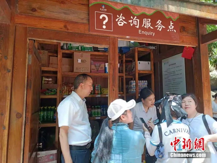 聂洪刚（左一）在工作中。石小杰 摄