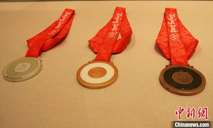 北京奥运会金、银、铜“金镶玉”奖牌。中新社发  追影 摄 图片来源：CNSPHOTO