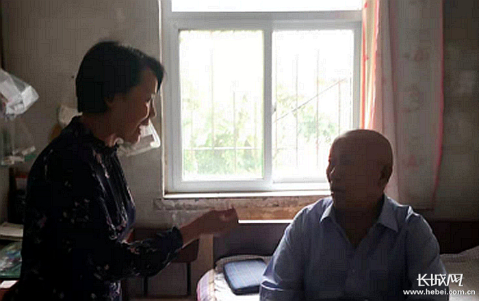 邢台市军休一所工作人员慰问军休干部。邢台市退役军人事务局供图