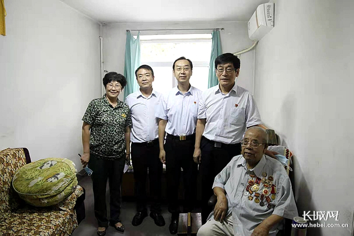 开明慈善基金会秘书长于雷、河北省军供粮油服务中心主任张书棋、二级调研员张松波入户慰问一等功臣。河北省军供粮油服务中心供图