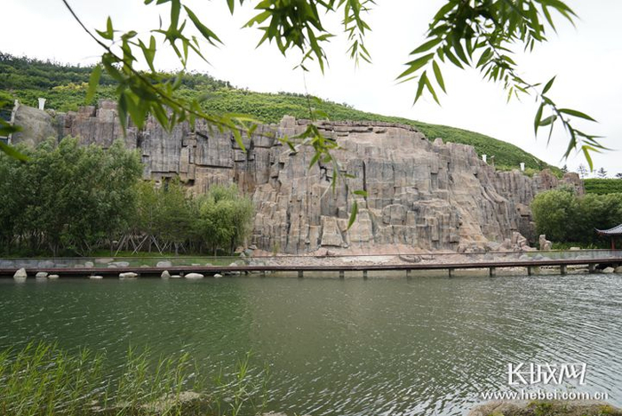 秦皇岛栖云山昔日矿坑经过生态修复，变身一幅美丽的“山水画”。长城网记者 张嘉琪 摄