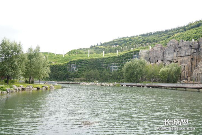 秦皇岛栖云山昔日矿坑经过生态修复，变身一幅美丽的“山水画”。长城网记者 吴新光 摄
