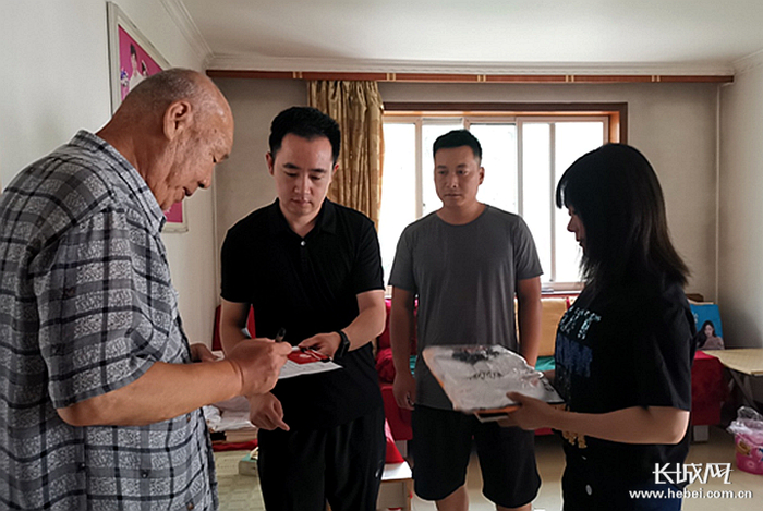 承德市军休中心走访慰问军休干部。承德市退役军人事务局供图