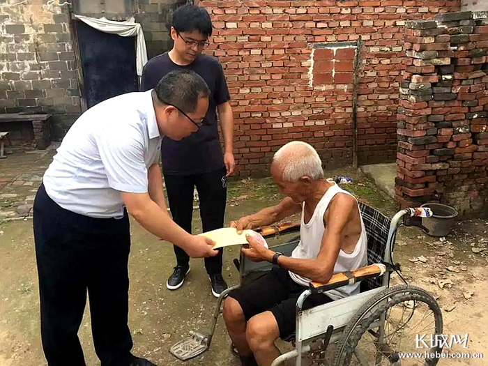 　石家庄市各级退役军人服务中心对困难退役军人进行走访慰问。石家庄市退役军人服务中心供图