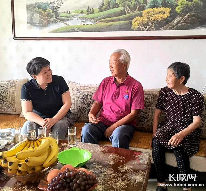 廊坊市退役军人事务局局长许秀芬入户慰问老退役军人李作桂（中）。廊坊市退役军人事务局供图