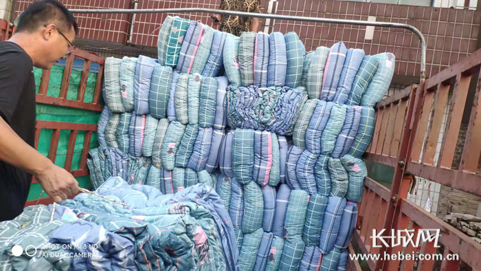 慈氏慈善基金会筹集到的爱心棉被正在装车。李翰林 摄