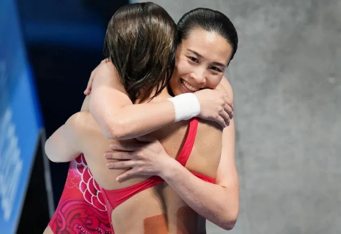 王涵与施廷懋在赛后拥抱。图片来自新华社
