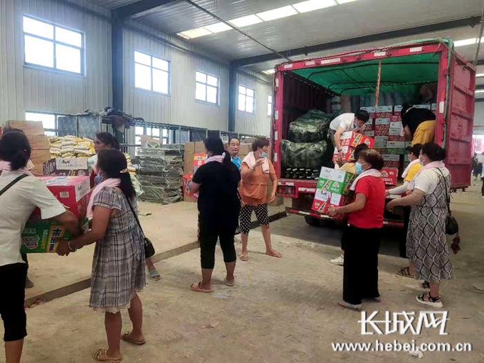 爱心物资到达河南新乡后在当地志愿者的帮助下快速卸车分装。李翰林 摄