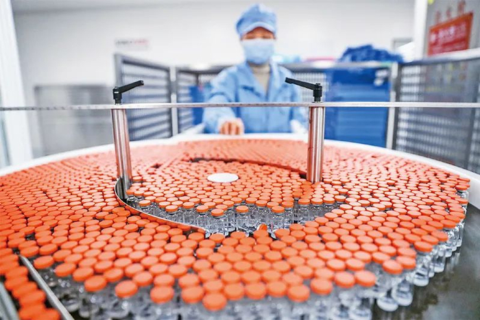 截至2021年7月26日，中国新冠疫苗接种量超过15亿剂次，并成为世界上对外提供疫苗最多的国家。图为北京科兴中维生物技术有限公司开足马力全力生产。 新华社记者 张玉薇 /摄