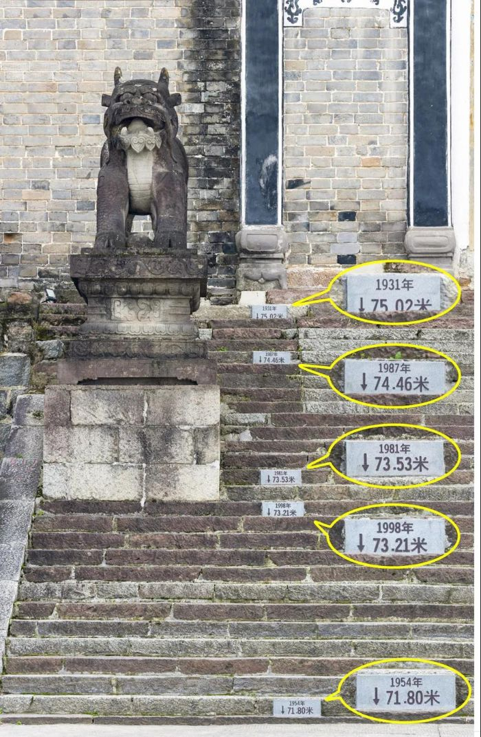 　　▲黄陵庙前石级台阶重要年份洪水水位标记    摄影：黄正平