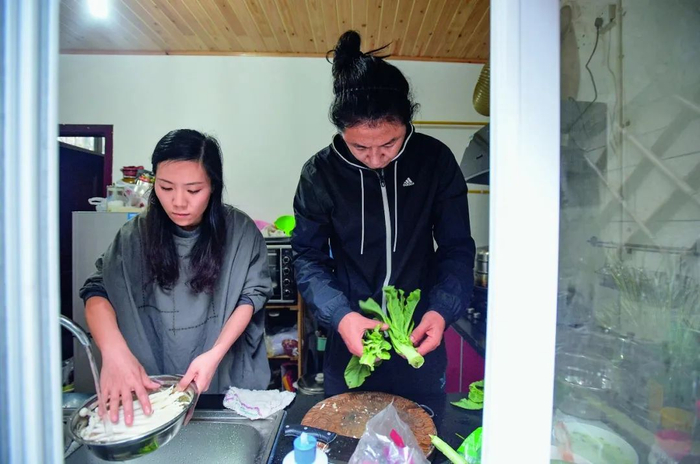  ·顾少强和于夫在家中准备宴请客人的晚餐。