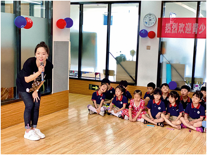  ·顾少强在给孩子们讲课。