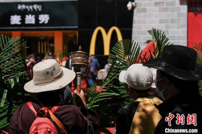 图为7月30日，西藏民众围观麦当劳店正式营业。　江飞波　摄