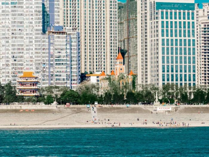 　　▲有了三峡工程，汛期坝下百姓生活安宁。图为宜昌镇江阁江段。  摄影：杨红艳