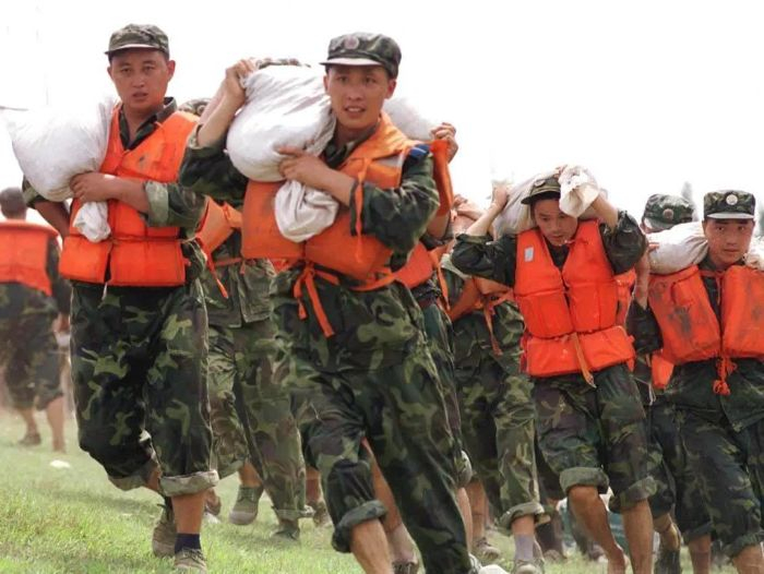 　　▲人民子弟兵奋战在1998年抗洪第一线。  供图fotoe