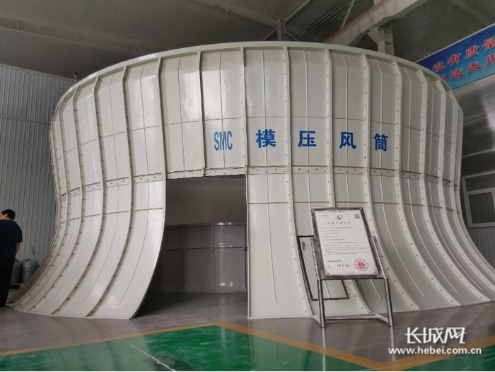 拥有自主知识产权的模压风筒设备。长城网记者 张千 摄