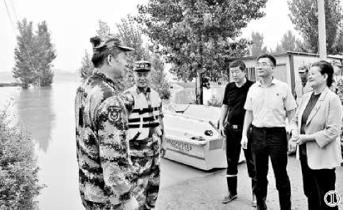 图①：郭建华代表（右一）看望解放军和武警官兵