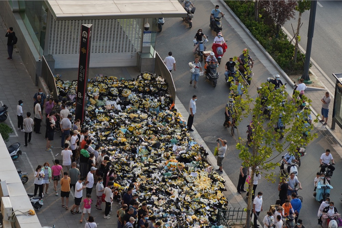  郑州市民悼念遇难者 图片来源：视觉中国
