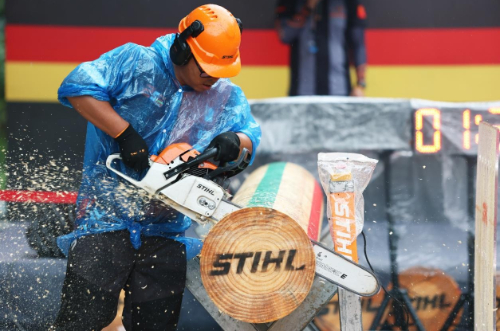 图为本站冠军杜文棚在比赛中的精彩瞬间