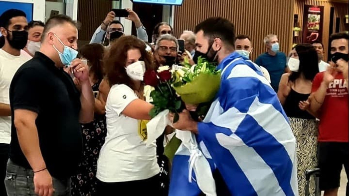 许多粉丝和支持者在亚科维迪斯回国时到机场迎接。（图源：Greek City Times）