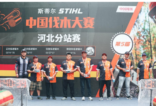 图为太仓安德烈斯蒂尔公司市场部经理曹松涛先生为河北站第4-10名获奖选手颁奖