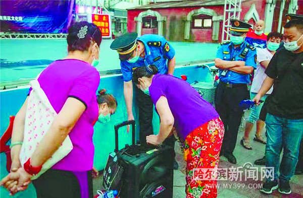 执法人员现场督导广场舞活动。