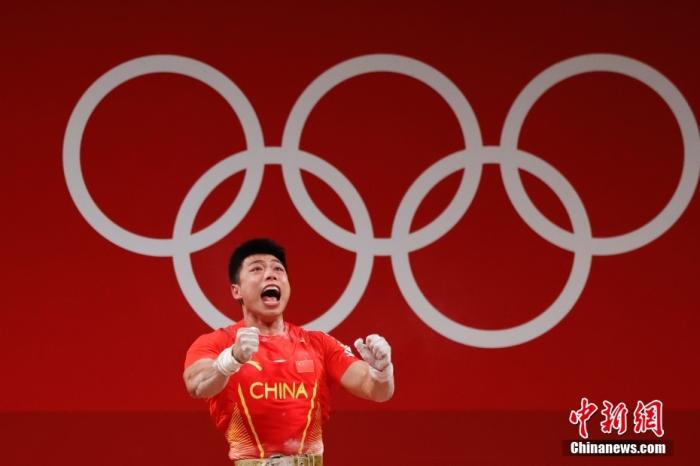 北京时间7月25日晚，在东京奥运会男子举重67公斤级比赛中，中国选手谌利军以抓举145公斤、挺举187公斤、总成绩332公斤夺冠，打破挺举和总成绩奥运纪录。图为谌利军庆祝胜利。中新社记者 韩海丹 摄