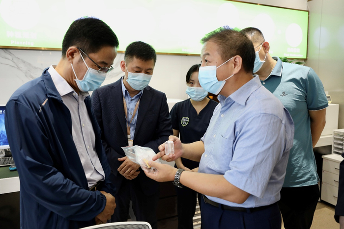 彭勤建博士向来宾介绍产品