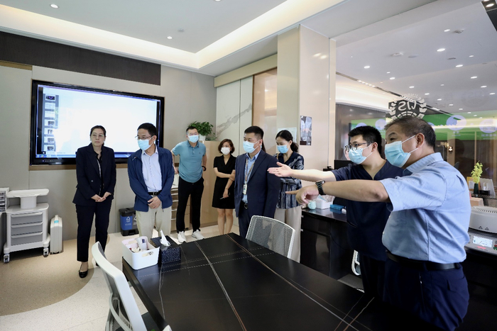 众嘉宾参观劲松口腔国际部