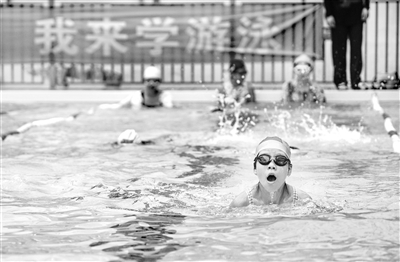 暑期来临，海南三亚中小学生积极参加游泳培训。（图片来源：视觉中国）