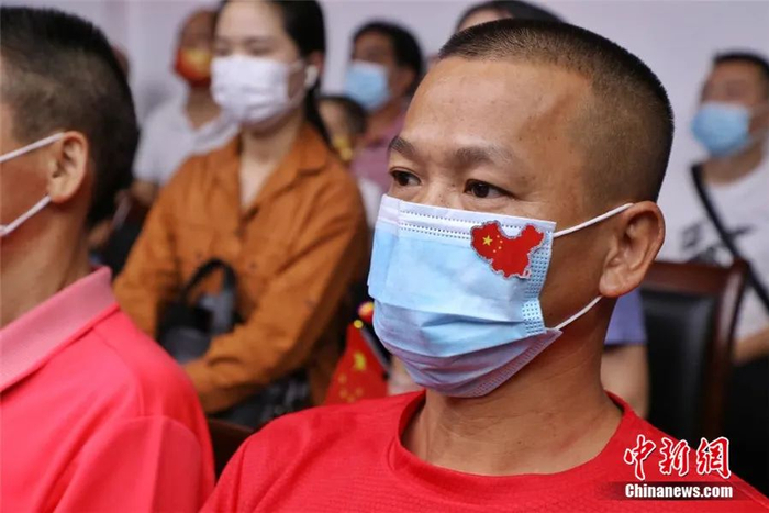 全红婵的父亲在紧张观看比赛。陈凯杰 摄