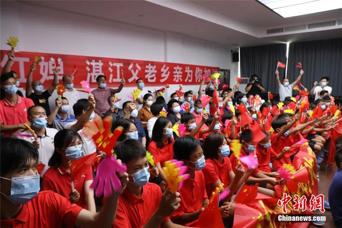 乡亲们在电视机前为全红婵呐喊、加油。陈凯杰 摄