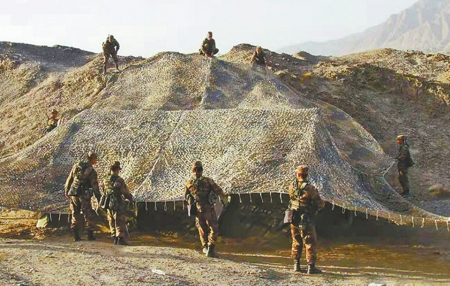 伪装宿营。图据解放军报